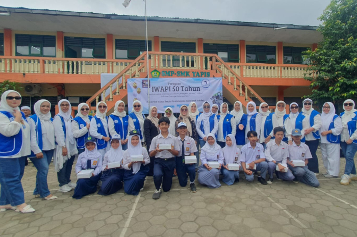 Kegiatan pemberian makan bergizi gratis oleh DPC IWAPI Kota Bogor di SMP dan SMK Yapis, Jalan Ahmad Yani, Tanah Sareal, Senin (10/2/2025).