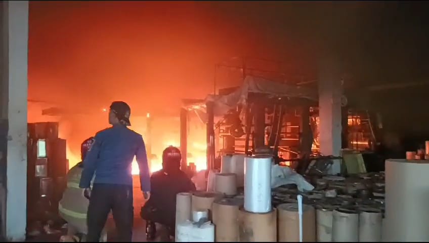 Kebakaran di pabrik plastik yang ada di Kelurahan Pamoyanan, Kecamatan Bogor Selatan, Kota Bogor.