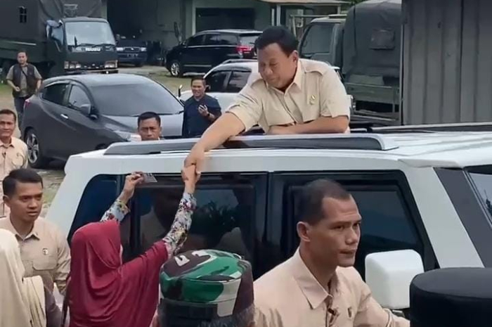 Presiden Prabowo Subianto saat mengunjungi Satuan Pelayanan Pemenuhan Gizi (SPPG) Tanah Sareal. Ia menyoroti kondisi Sungai Cipakancilan.