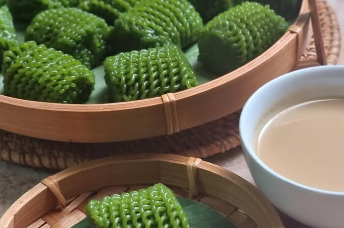 Kue Putu Mayang yang lembut dengan kuah santan yang gurih.
