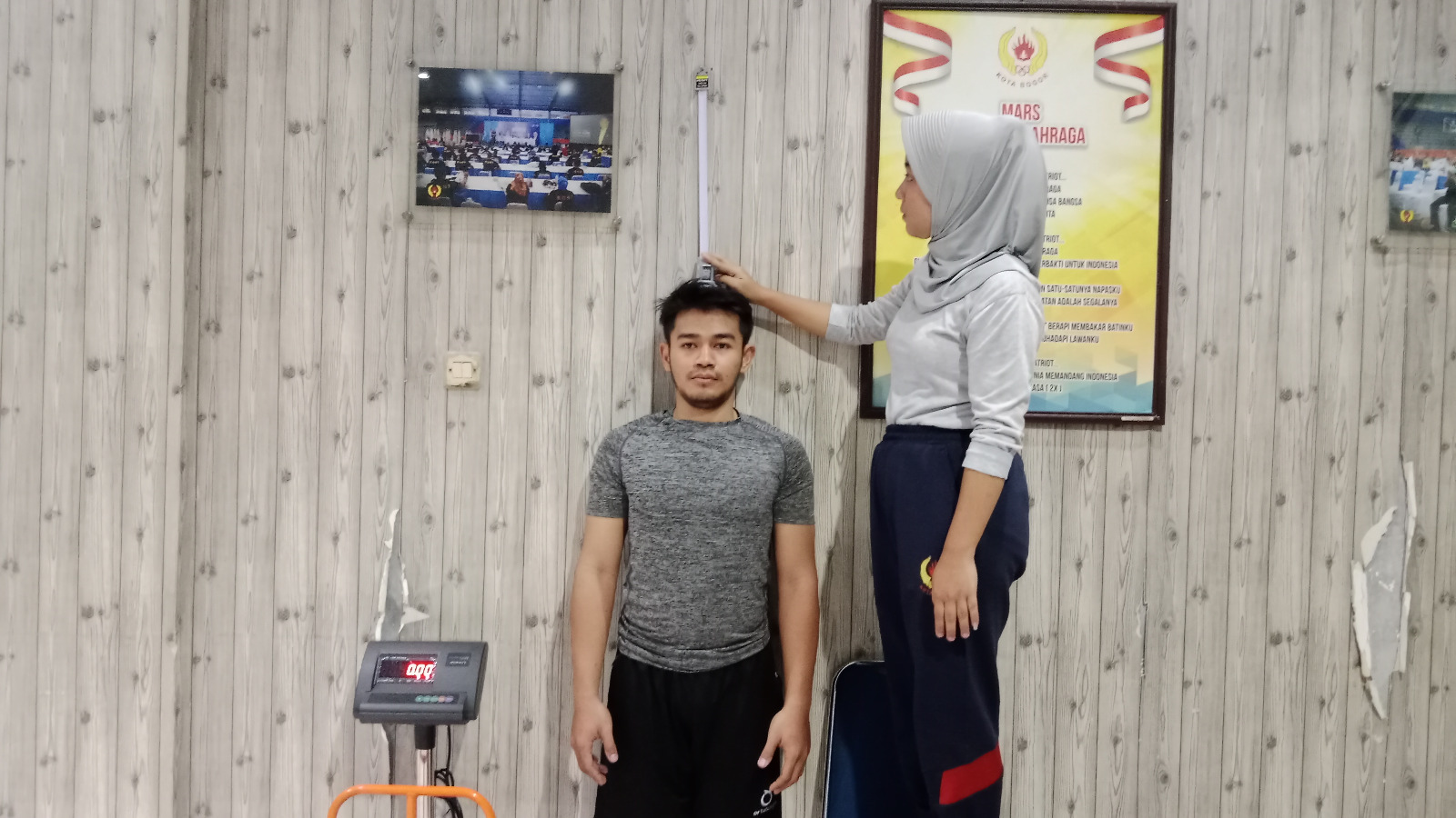 Pelaksanaan tes parameter kesehatan dan fisik atlet di gedung KONI Kota Bogor.