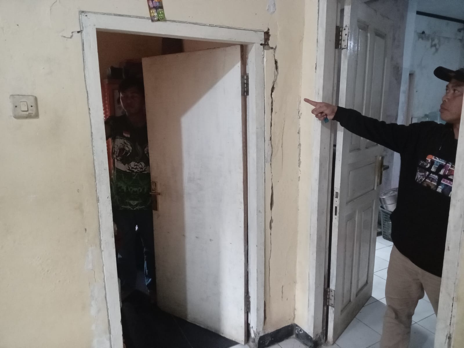 Rumah warga retak akibat dampak  pembangunan Jembatan Kaca Bendungan Sukamahi.