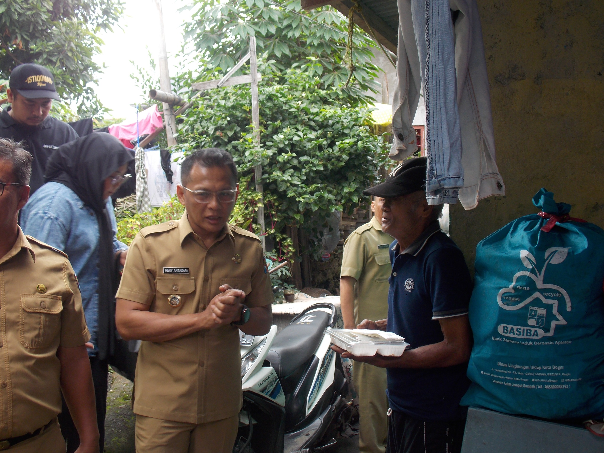 Pj Wali Kota Bogor Hery Antasari membagikan makanan di launching Kakaren Hotel.