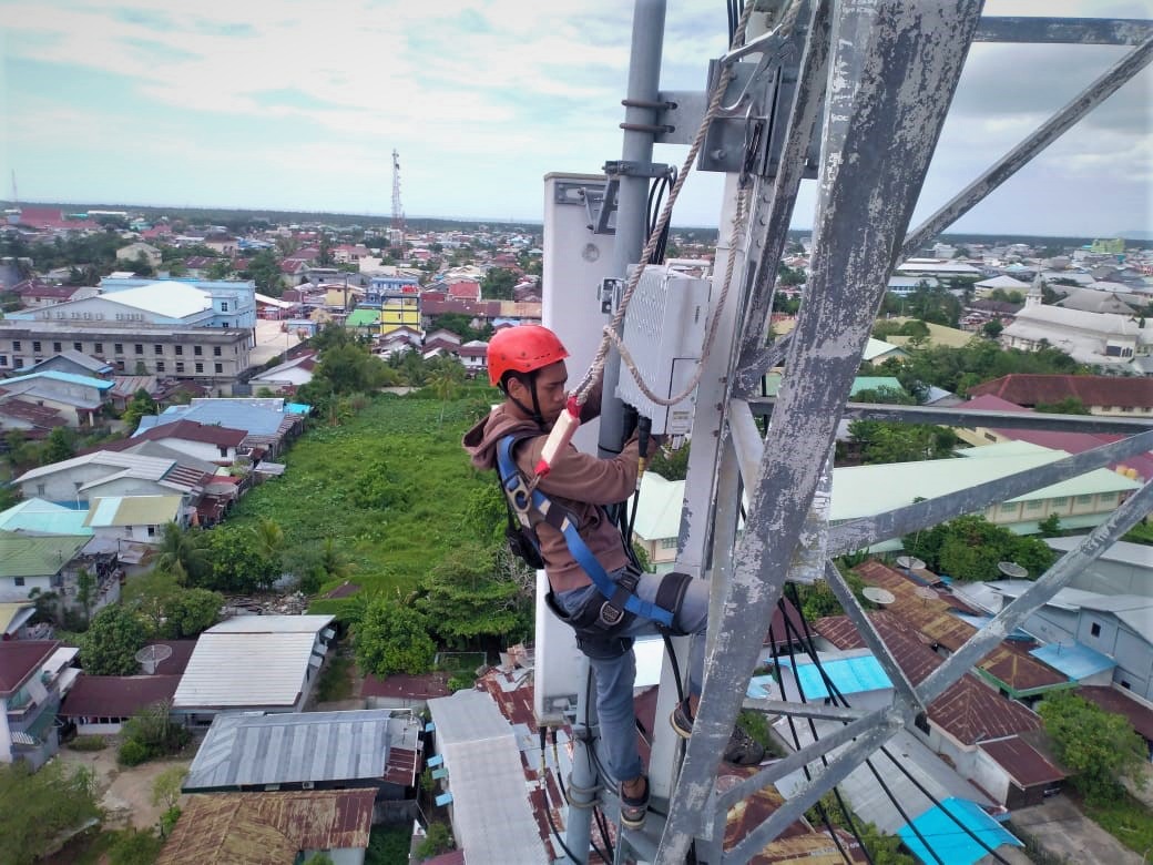 Petugas XL Axiata tengah melakukan perawatan jaringan.