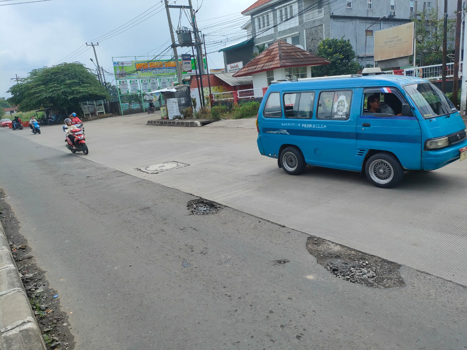 Lubang di dekat Simpang Salabenda Bogor yang kerap makan korban