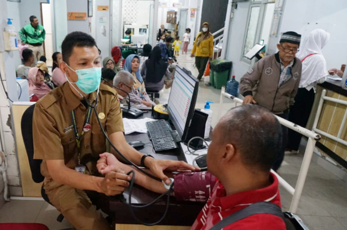 Sejumlah warga saat mendapatkan cek kesehatan gratis di Puskesmas Bogor selatan, Senin (10/2/2025).