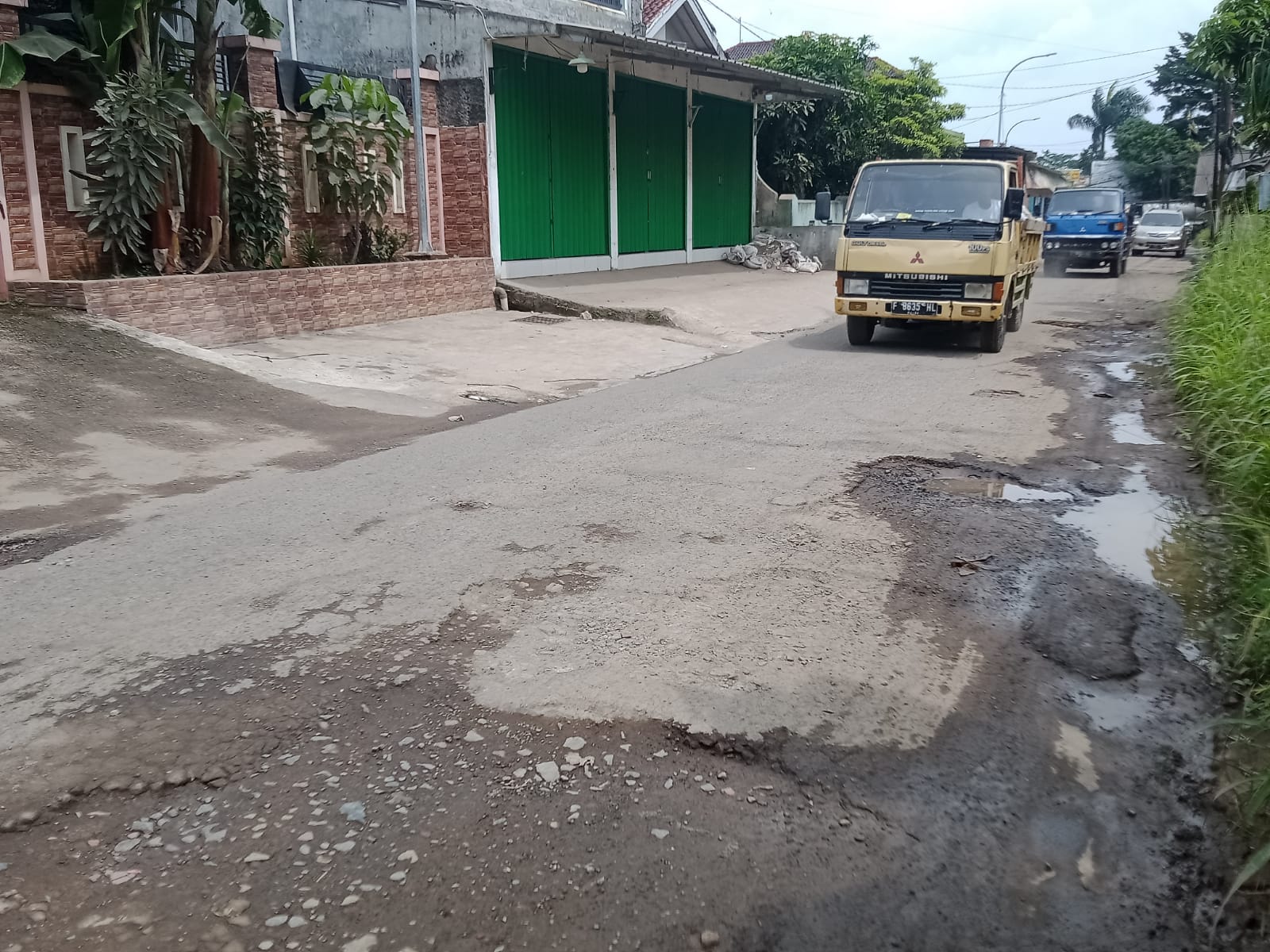 Jalan kabupaten penghubung Desa Bojong Jengkol dan Cinangka Kecamatan Ciampea masih kedapatan rusak parah dan berlubang.