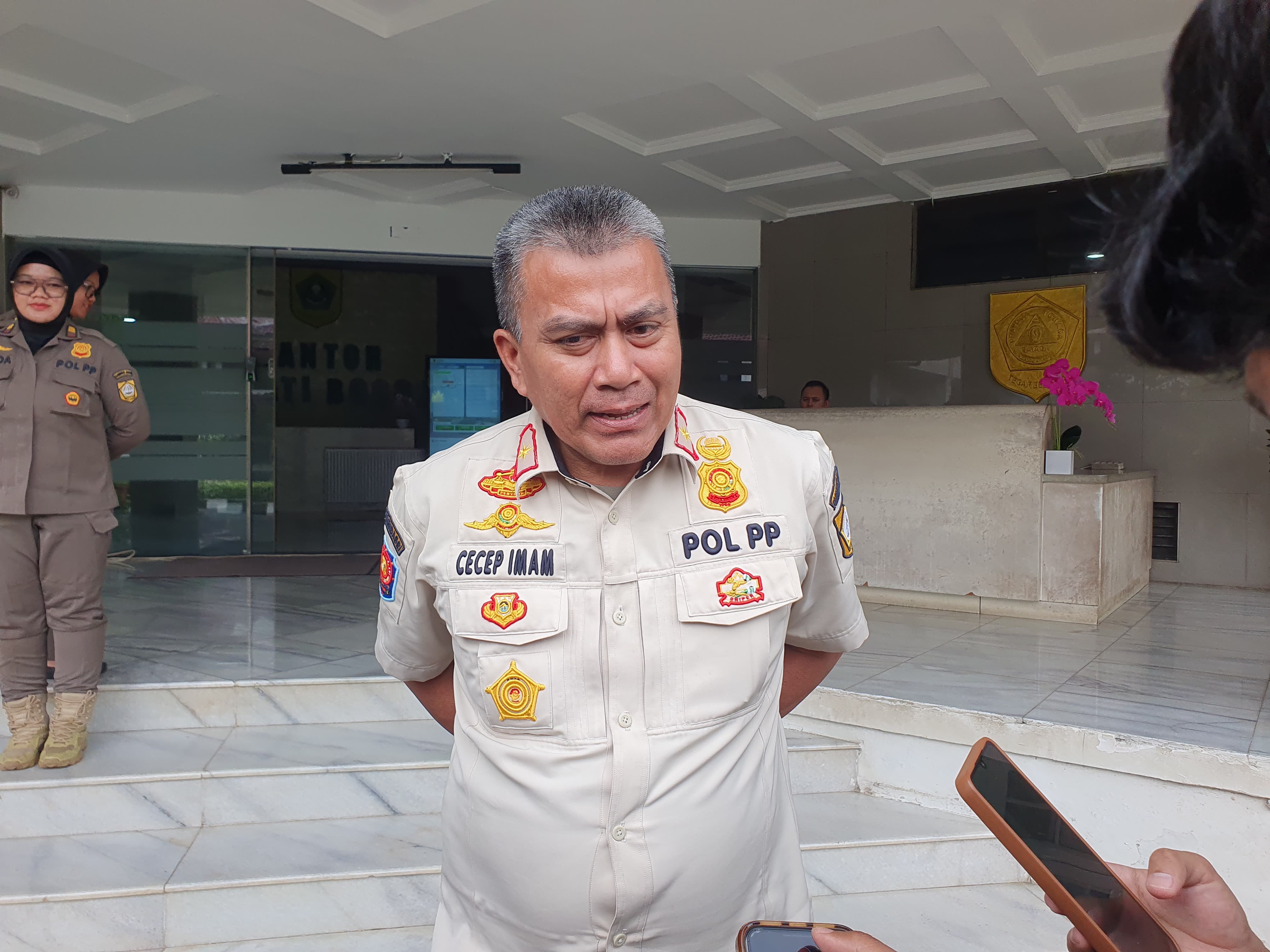 Kasatpol PP Kabupaten Bogor Cecep Iman saat dimintai keterangan soal tempat hiburan malam di bulan Ramadhan.
