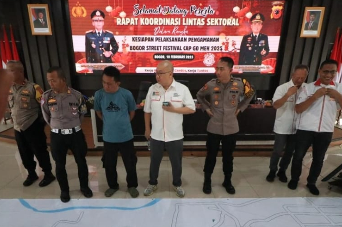 Penanggung Jawab Bogor Street Festival Cap Go Meh 2025 Harlan Bengardi saat melaukan koordinasi lintas sektoral kesiapan pelaksanaan BSF CGM 2025.
