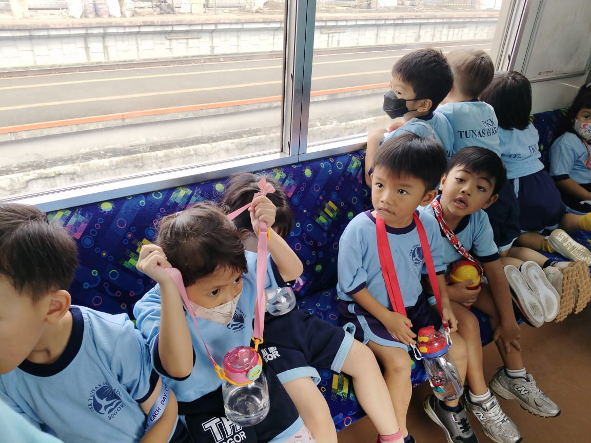 Keceriaan anak-anak TK Kristen Tunas Harapan Bogor saat berada di dalam kereta api.