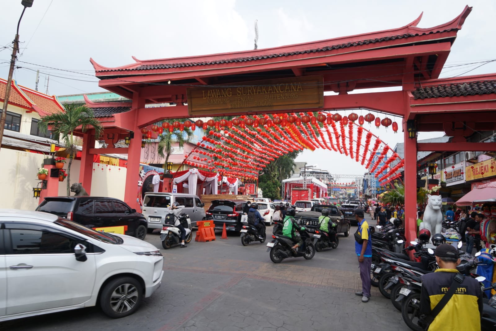 Persiapan Bogor Street Festival Cap Go Meh di Jalan Suryakencana.