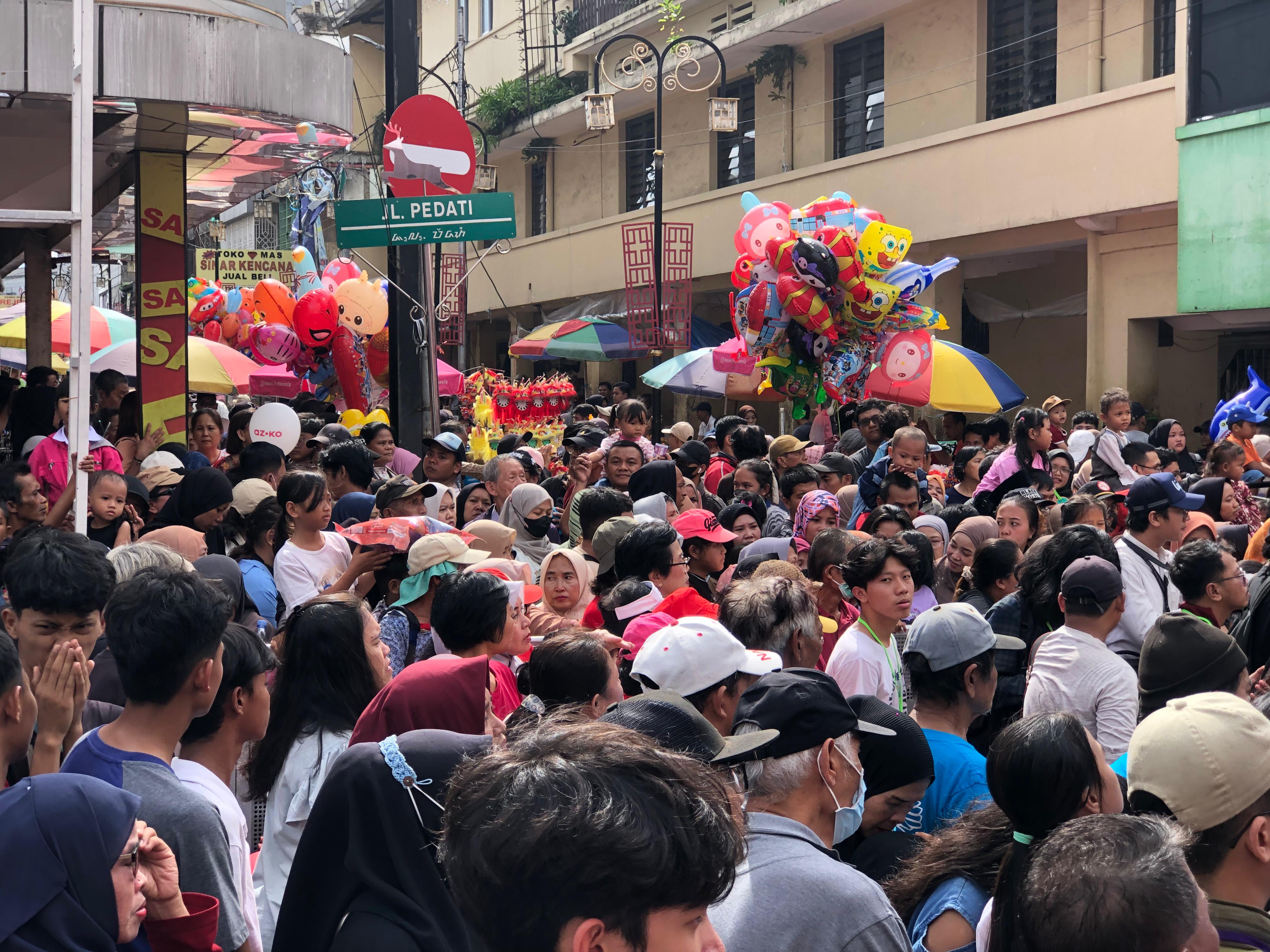 Ribuan masyarakat tumpah ruah memadati acara puncak event Bogor Street Festival CGM 2025.