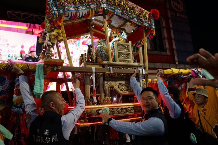 Patung sakral (jolie) Dewi Lautan atau Ma Zu dihadirkan dalam Bogor Street Festival Cap Go Meh 2025, Rabu (12/2/2025)