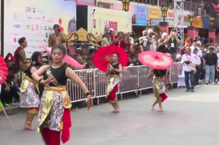 Sanggar Getar Pakuan tampil di Bogor Street Festival Cap Go Meh 2025 di Jalan Suryakencana, Kota Bogor.