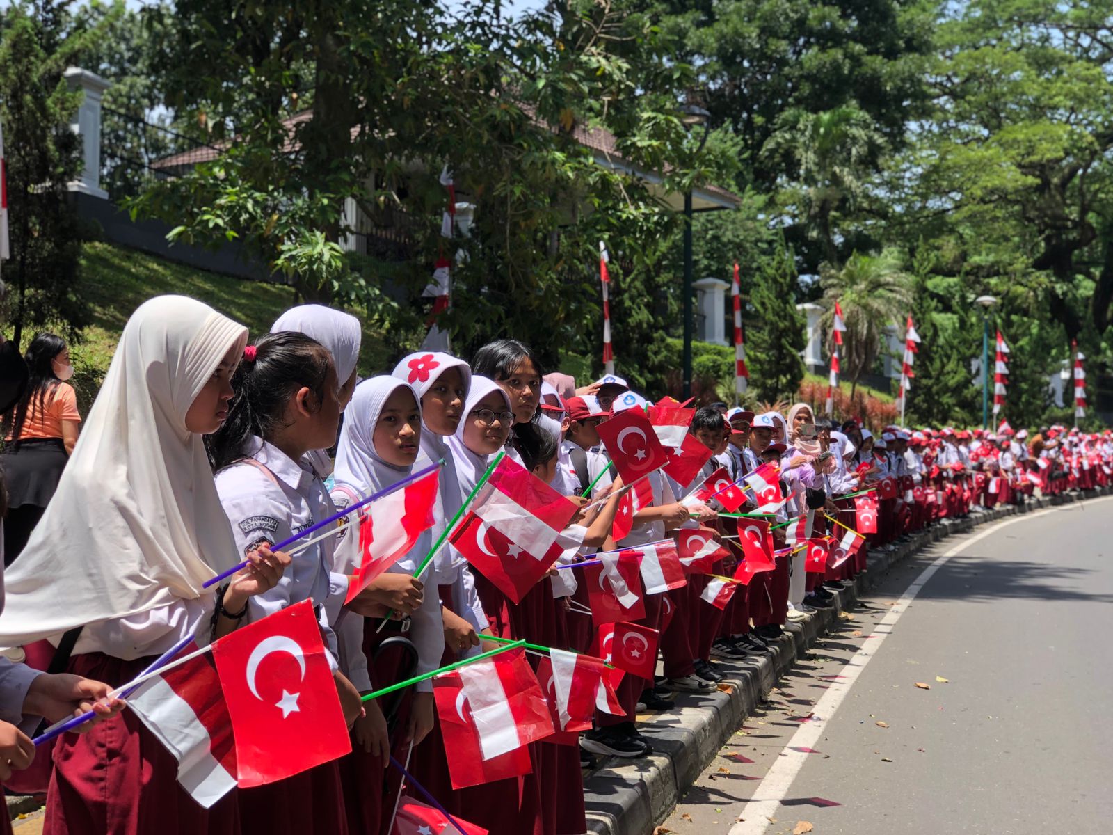 ILUSTRASI: Saat ratusan pelajar menyambut kedatangan Presiden Turki Erdogan ke Istana Bogor.