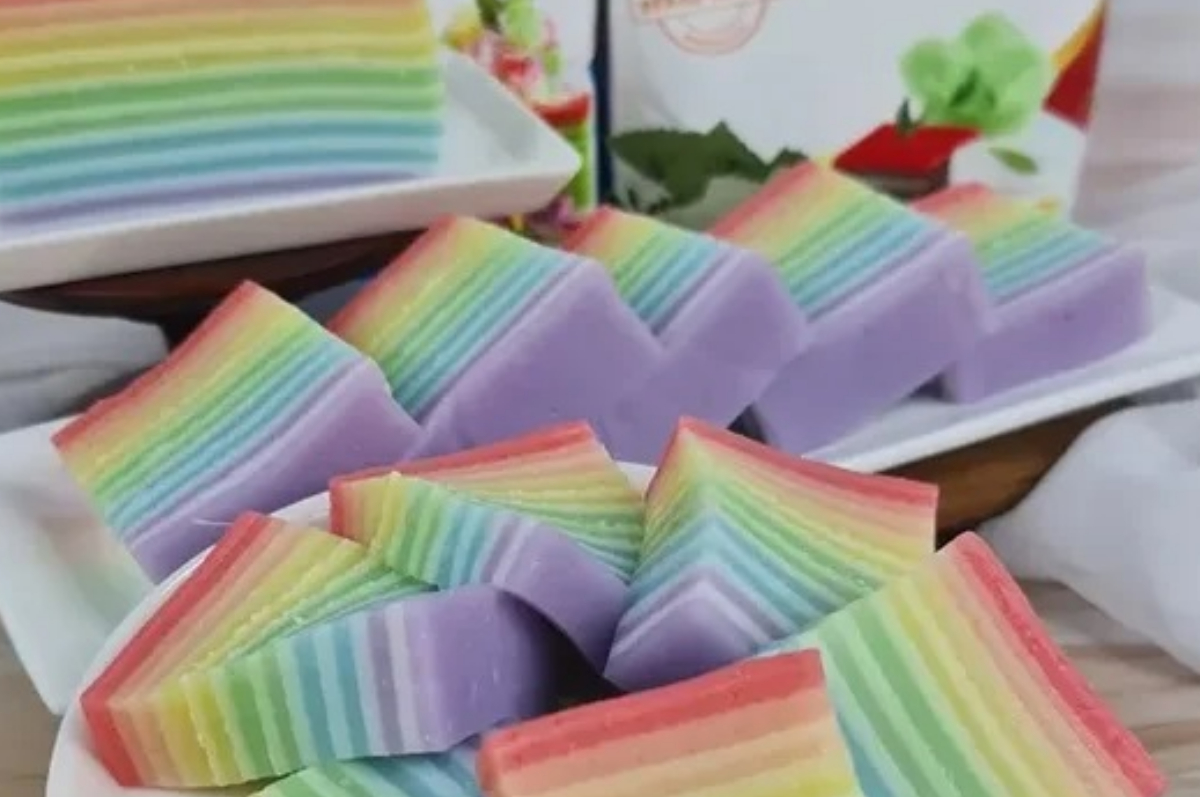 Gambar lapis beras pelangi cantik yang siap menemani acara keluarga.