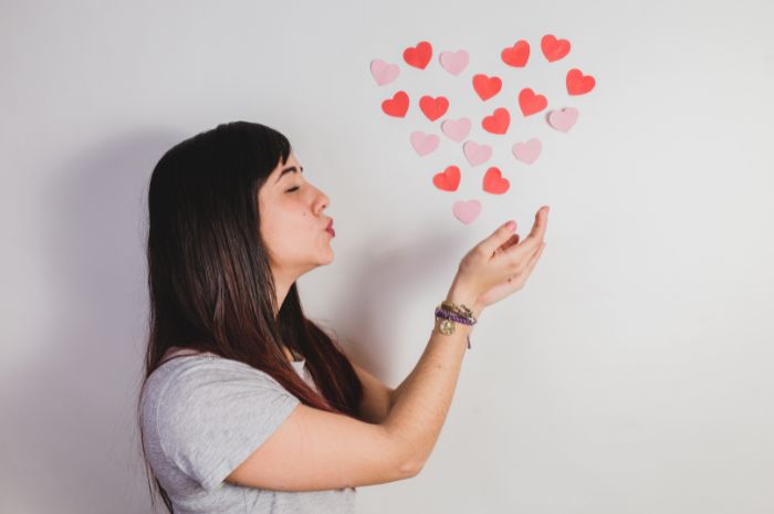 Belajar mencintai diri sendiri atau self-love di hari Valentine, utamakan diri kamu sendiri di hari kasih sayang ini.
