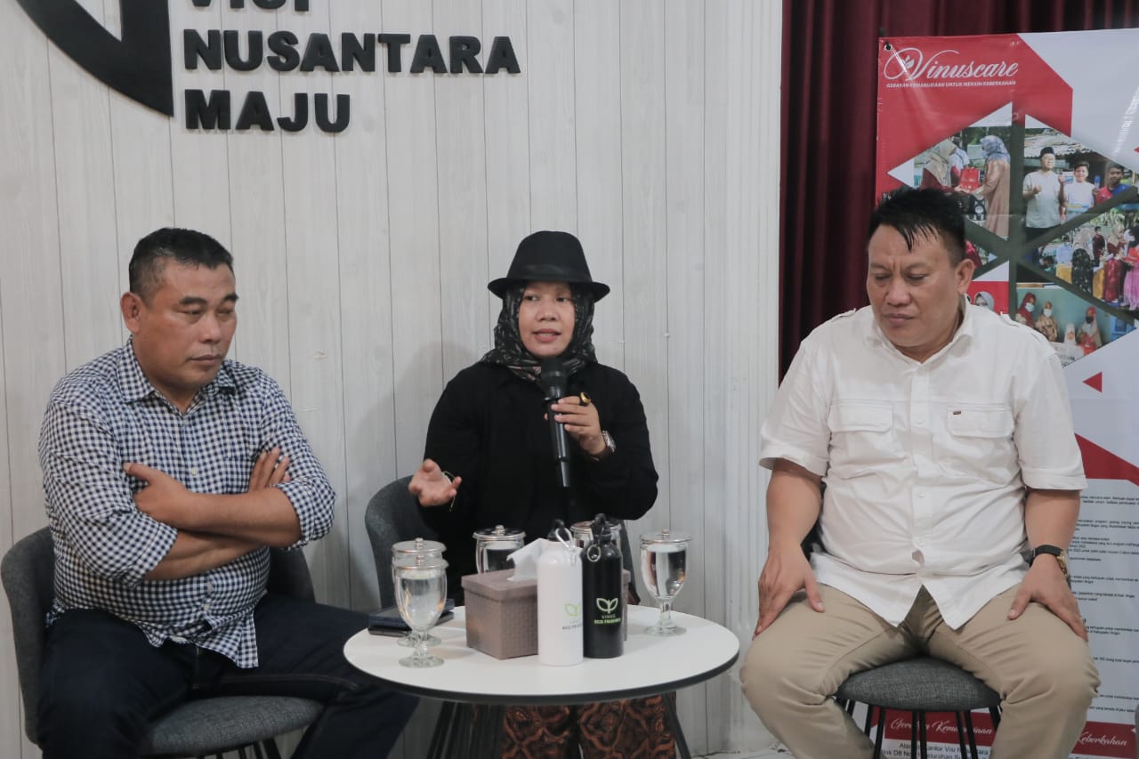 Direktur Radar Bogor, Nihrawati AS saat pemaparan materi jelang 100 hari pemerintahan Rudy Susmanto - Jaro Ade di kantor Visi Nusantara.