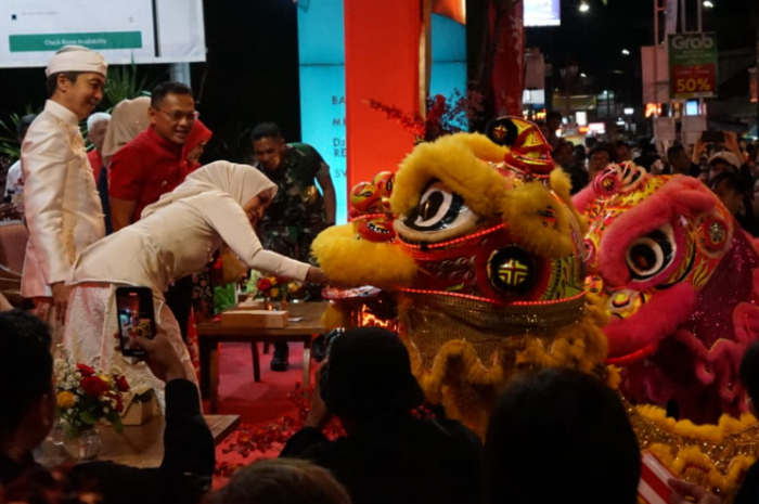 Romobongan Barongsai menyapa Wali Kota Bogor terpilih di Jalan Suryakencana.