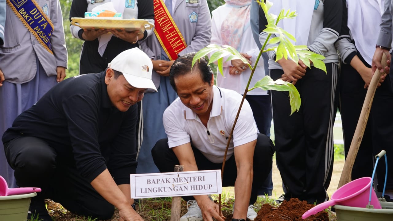 Menteri LH - BPLH Hanif Faisol saat melakukan penanaman pohon di SMAN 1 Sukaraja, Kabupaten Bogor, Kamis (13/2/2025).