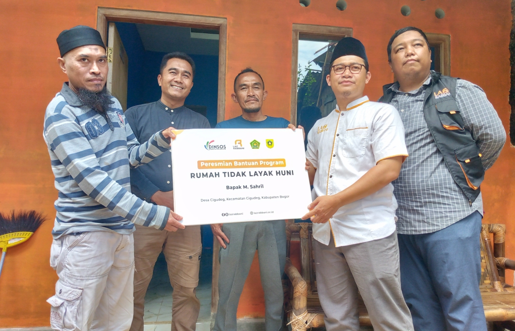Penyerahan secara simbolis bantuan program RTLH dari LAZ Rabbani kepada warga Desa Cigudeg, Bogor.