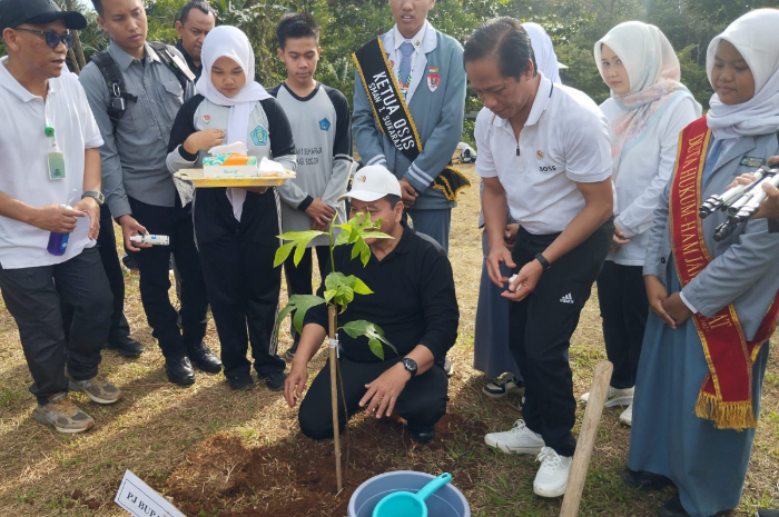 Menteri LH Hanif Faishol saat berkunjung ke SMAN 1 Sukaraja Bogor.
