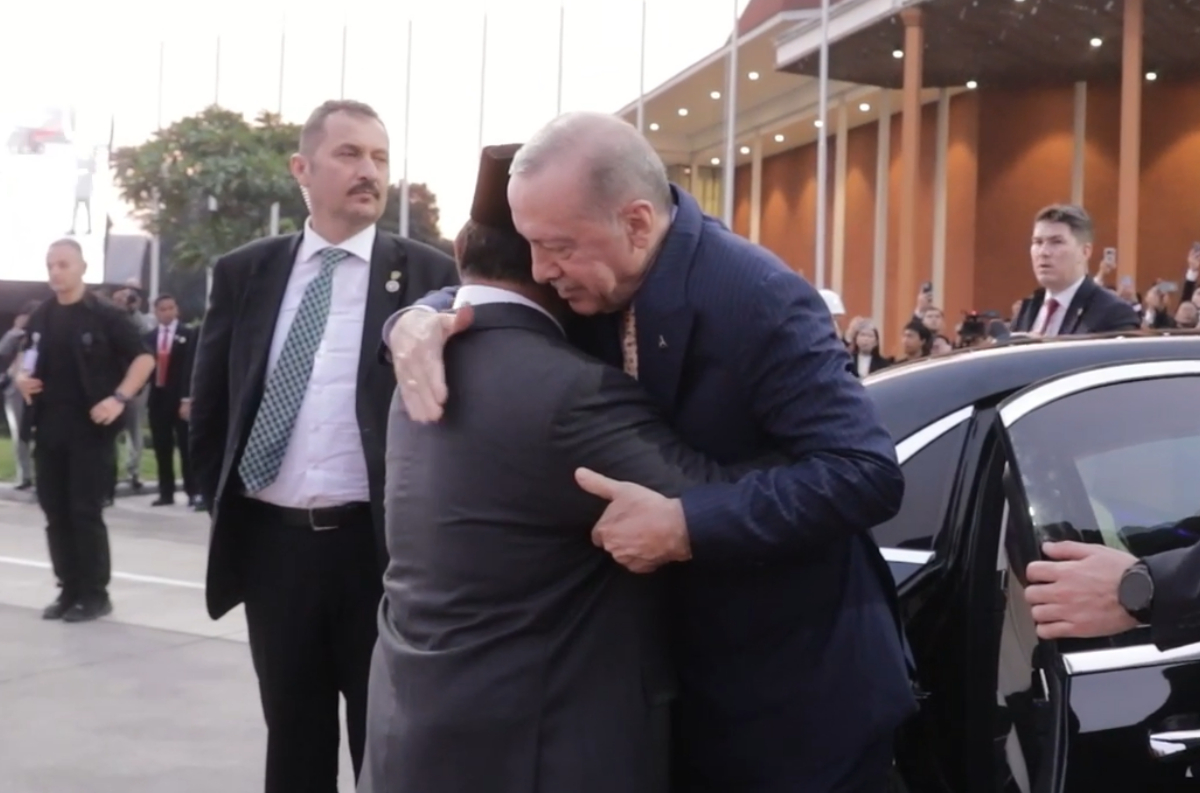 Momen pelukan hangat Presiden Prabowo lepas pepulangan Presiden Erdogan.