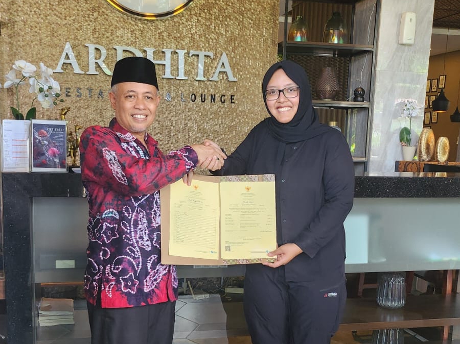 Owner Ardhita Restaurant and Lounge, Aryani Farsyah (kanan) saat menerima Sertifikasi Halal.