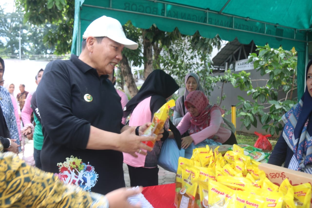 Pj Bupati Bogor Bachril Bakri saat mengunjungi salah satu stand Gerakan Pangan Murah di Kelurahan Nanggewer Mekar.