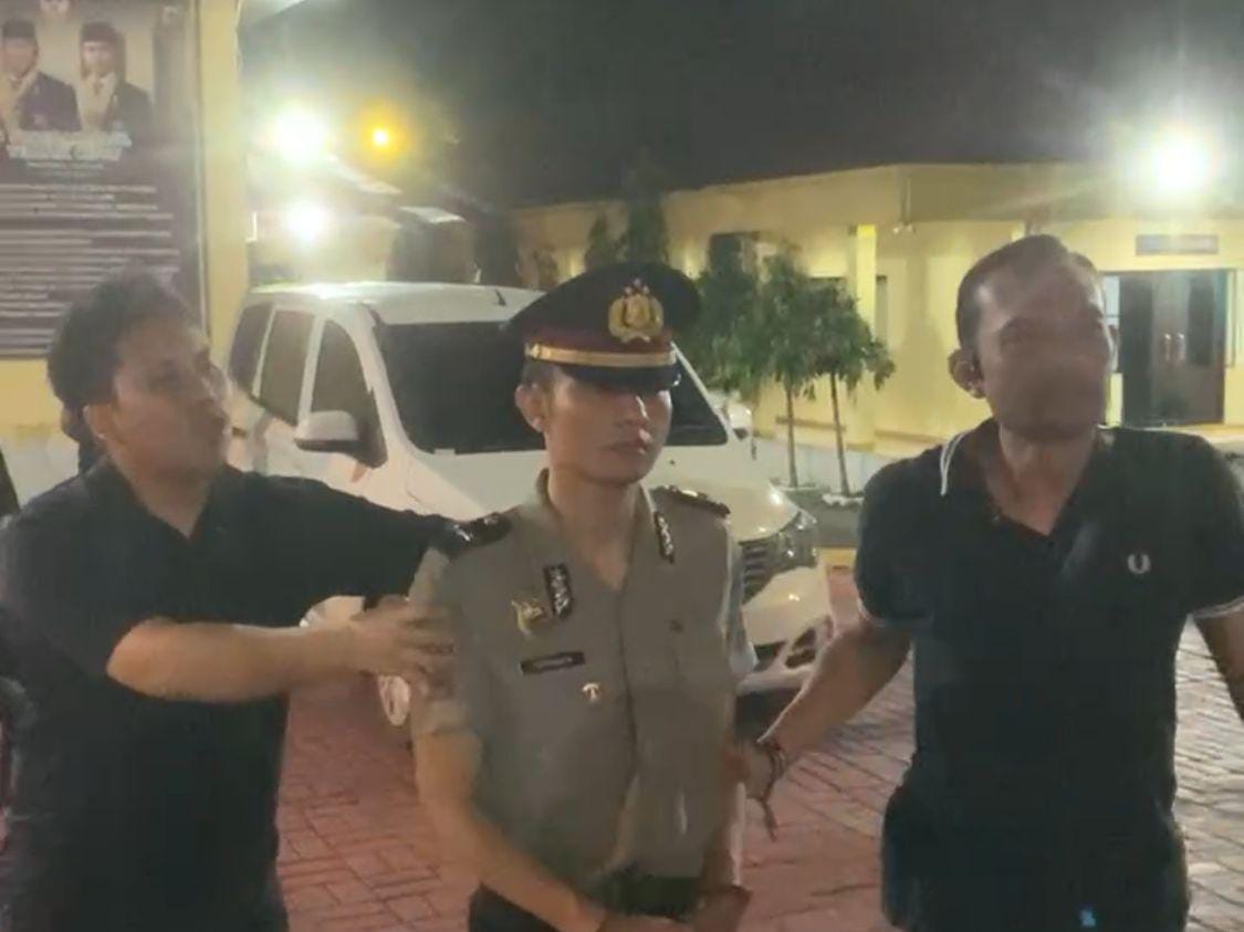 WK, polisi gadungan digiring ke Polresta Bogor Kota masih dalam keadaan menggunakan seragamnya.