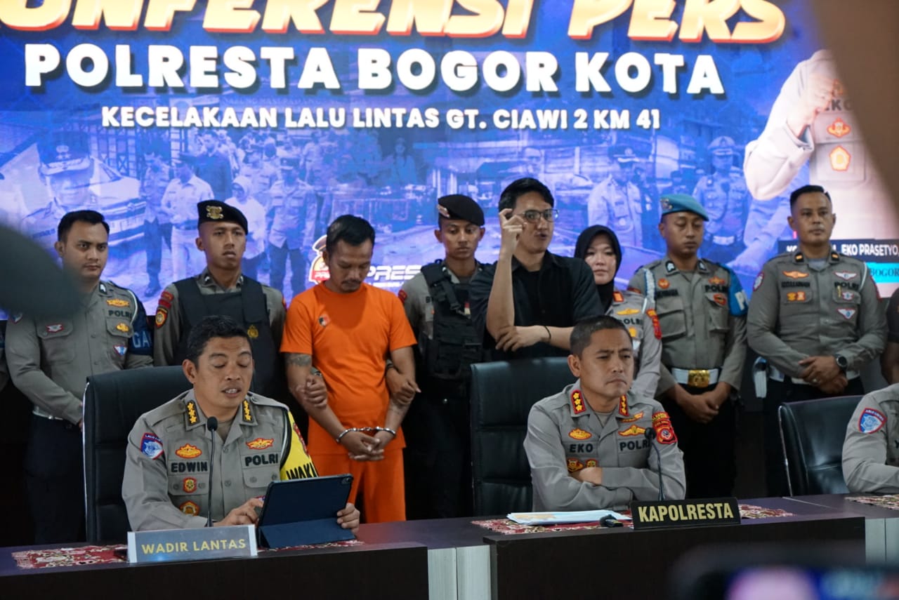 Polresta Bogor Kota melaksanakan press rillis tersangka sopir truk yang mengakibatkan kecelakaan  beruntun di Gerbang Tol Ciawi 2.