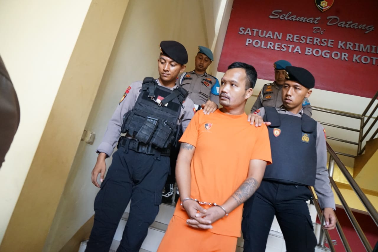 Polresta Bogor Kota melaksanakan press rillis tersangka sopir truk yang mengakibatkan kecelakaan  beruntun di Gerbang Tol Ciawi 2.
