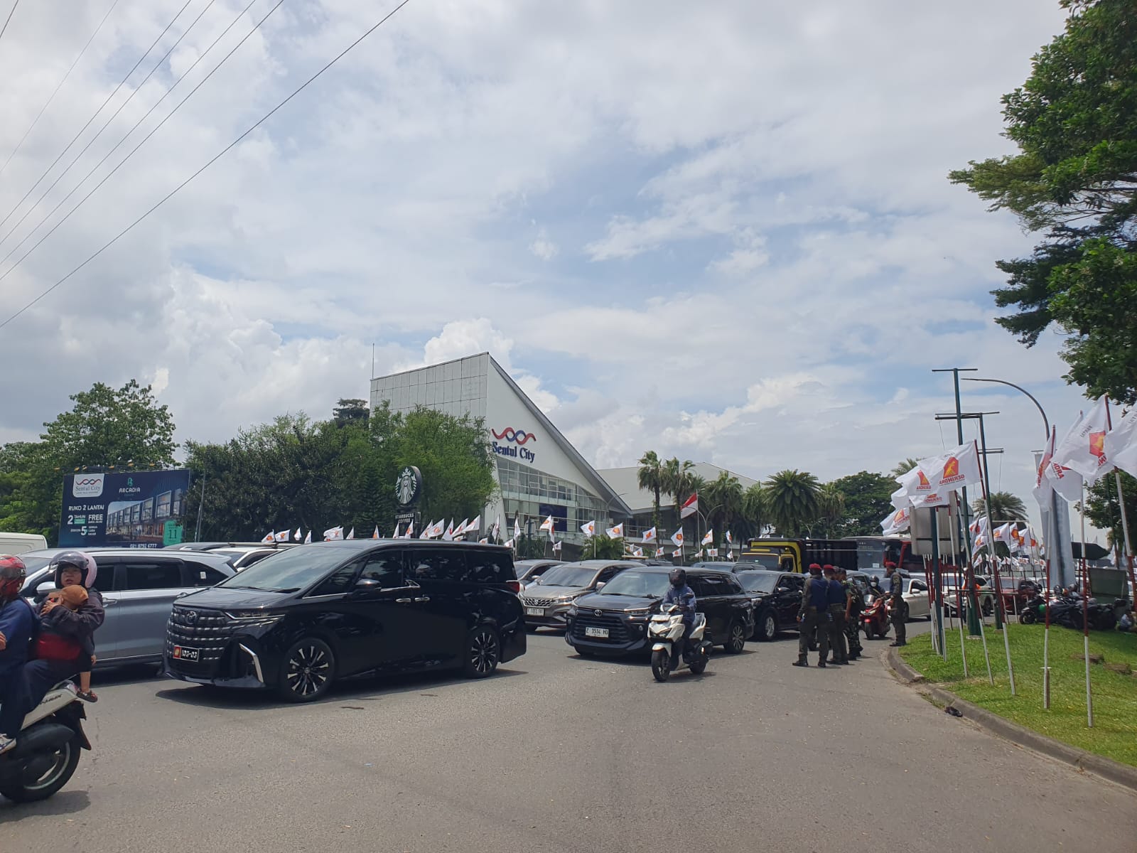 kondisi kemacetan yang terjadi di bundrran Tugu Love Sentul, Kabupaten Bogor imbas acara HUT Gerindra di SICC.