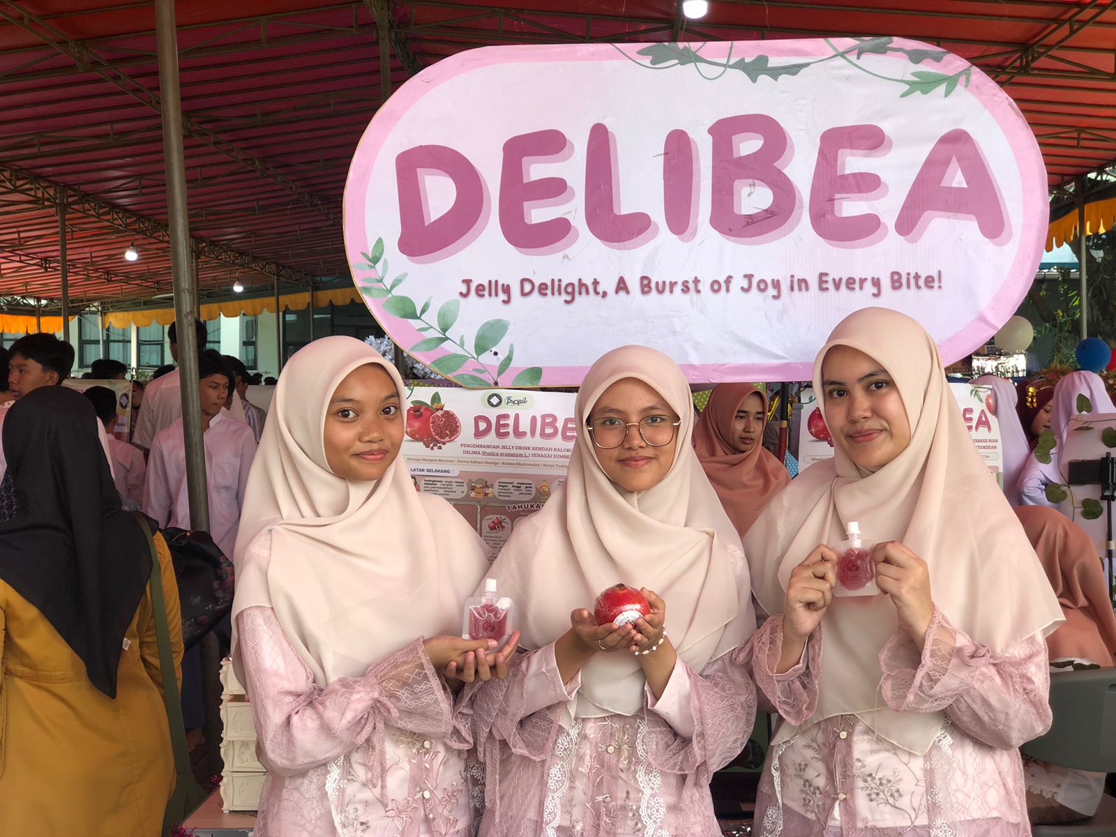 Tiga orang siswa SMAIT Ummul Quro Bogor saat meluncurkan produk Delibea.