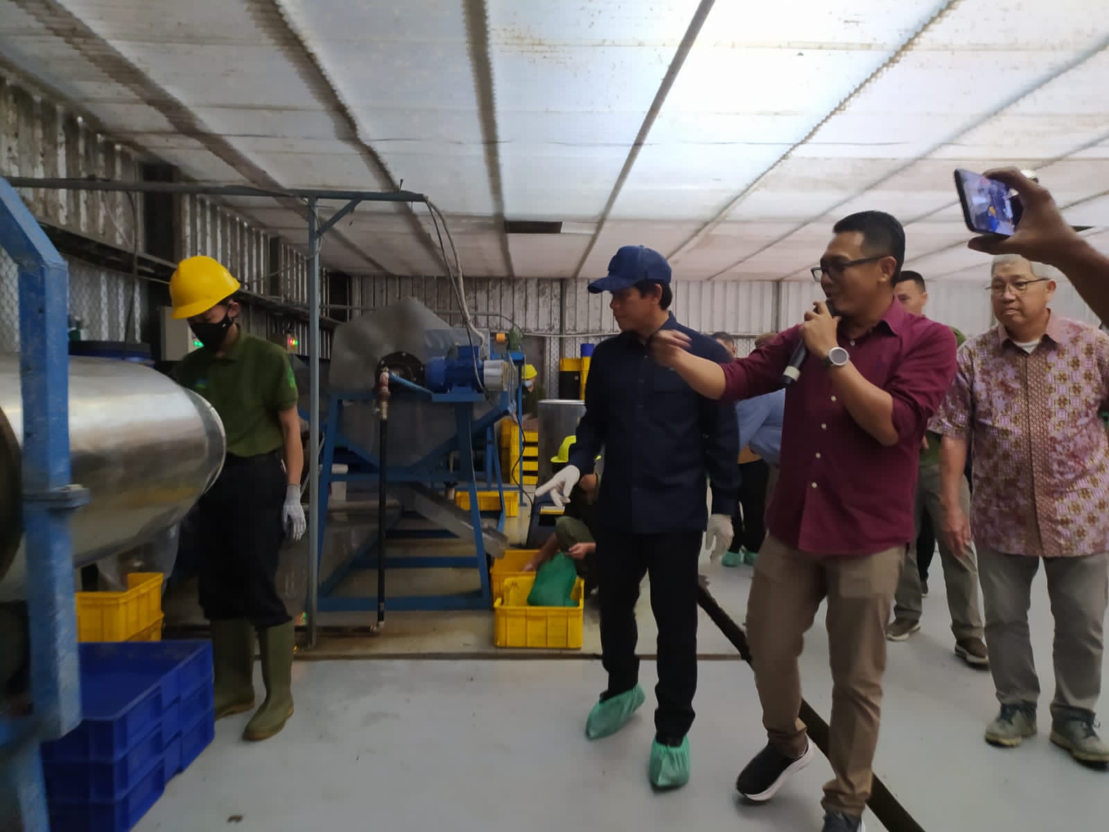 Menteri LH/Kepala BPLH, Hanif Faisol Nurofiq saat mengunjungi Taman Safari Indonesia (TSI) Bogor pada Sabtu (15/2).