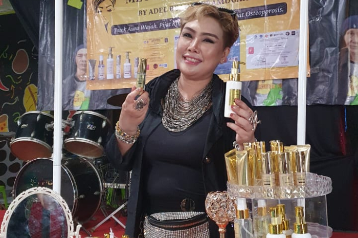 Adel Beauty Pramugari memaparkan produk dan mendukung kegiatan lomba lagu rock di BTW Mall, Bogor Minggu (16/2/2025).&nbsp;