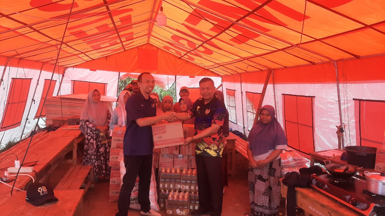 PWI Kabupaten Bogor saat menyerahkan bantuan untuk korbAn longsor di Sukabumi