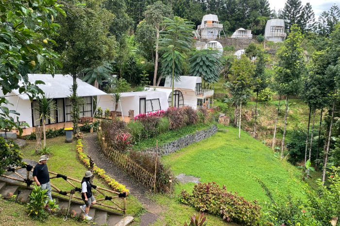 Berada di ketinggian 800 Mdpl, Luxcamp Bukit Damar Puncak Bogor di Jalan Cipendawa, Megamendung menawarkan pengalaman menginap dengan view Gunung Salak dan Gunung Pangrango.