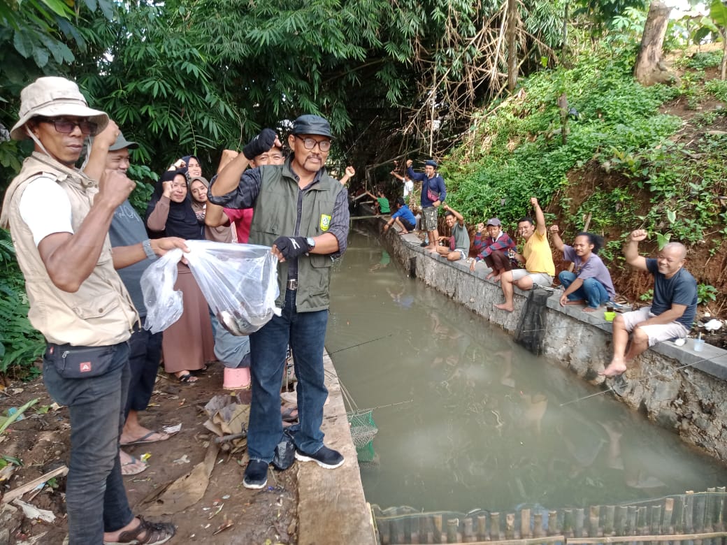Darwin Warsono, Kepala Desa Cibanteng bersama Anwar dari TMI menyelenggarakan mancing gratis di saluran Irigasi Kebon Kopi yang sudah terbebas dari sampah.