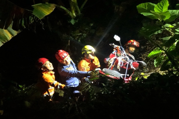 Proses evakuasi korban yang terjatuh ke jurang di Cilebut Bogor, Minggu (16/2/2025) malam.