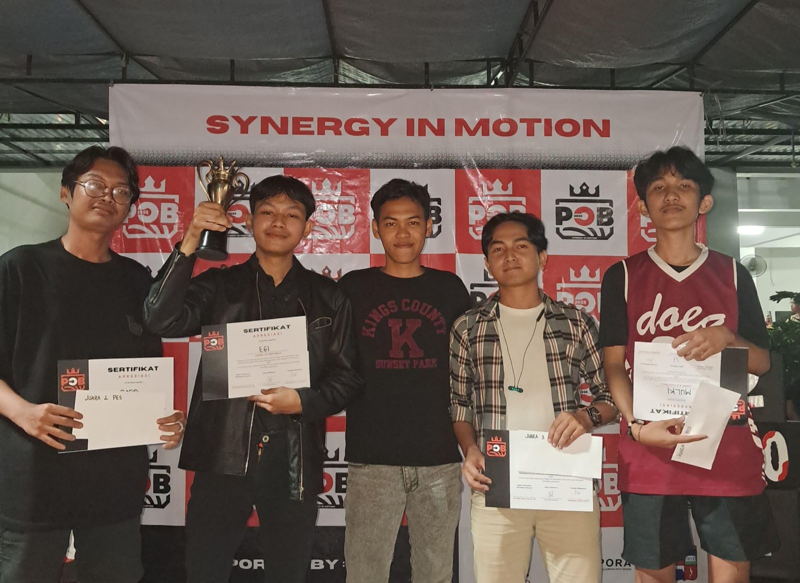 Momen penyerahan hadiah di kegiatan Pekan Olahraga BEM KM Unbin Bogor