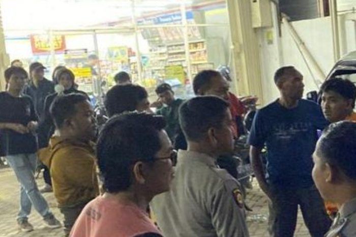 Polisi saat mengumpulkan suporter Persija yang nyaris bentrok dengan suporter Persib di Cileungsi Bogor.