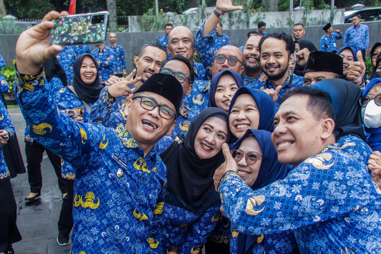Pj Wali Kota Bogor Hery Antasari foto bersama para ASN usai apel pagi Senin (17/2/2025).