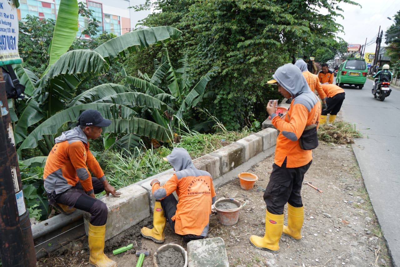 PUPR Kota Bogor pasang beton pembatas sepanjang Jalan Raya Cilebut hingga batas kota.