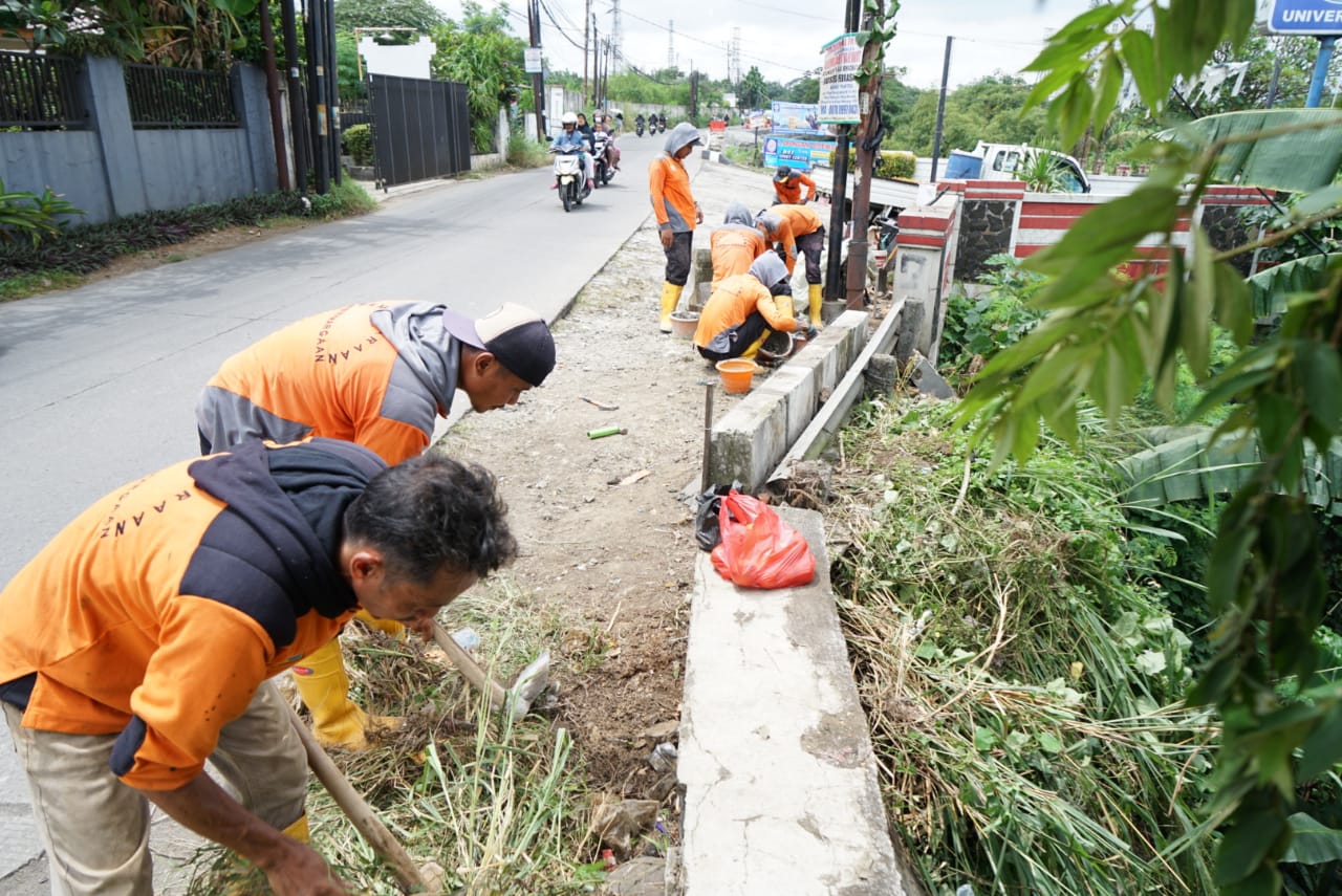 Sejumlah pekerja dari Dinas  PUPR sedang memasang beton pembatas  di Jalan Cilebut Kelurahan Sukaresmi, Kecamatan Tanah Sareal, Kota Bogor , Senin(17/2/2025) akibat sering terjadi kecelakaan.