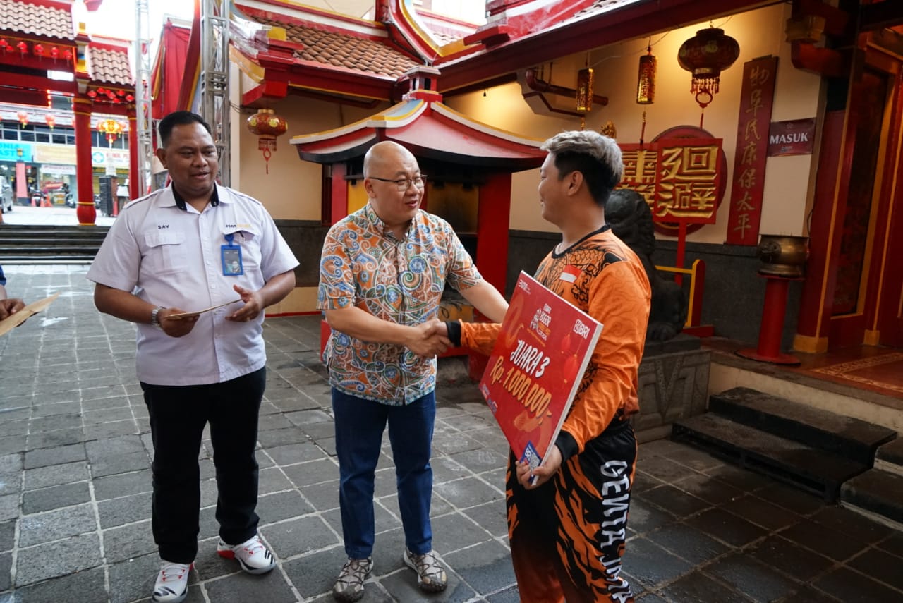 Pemberian apresiasi dari Bank BRI kepada tim  liong barongsai yang mengikuti pawai CGM 2025.