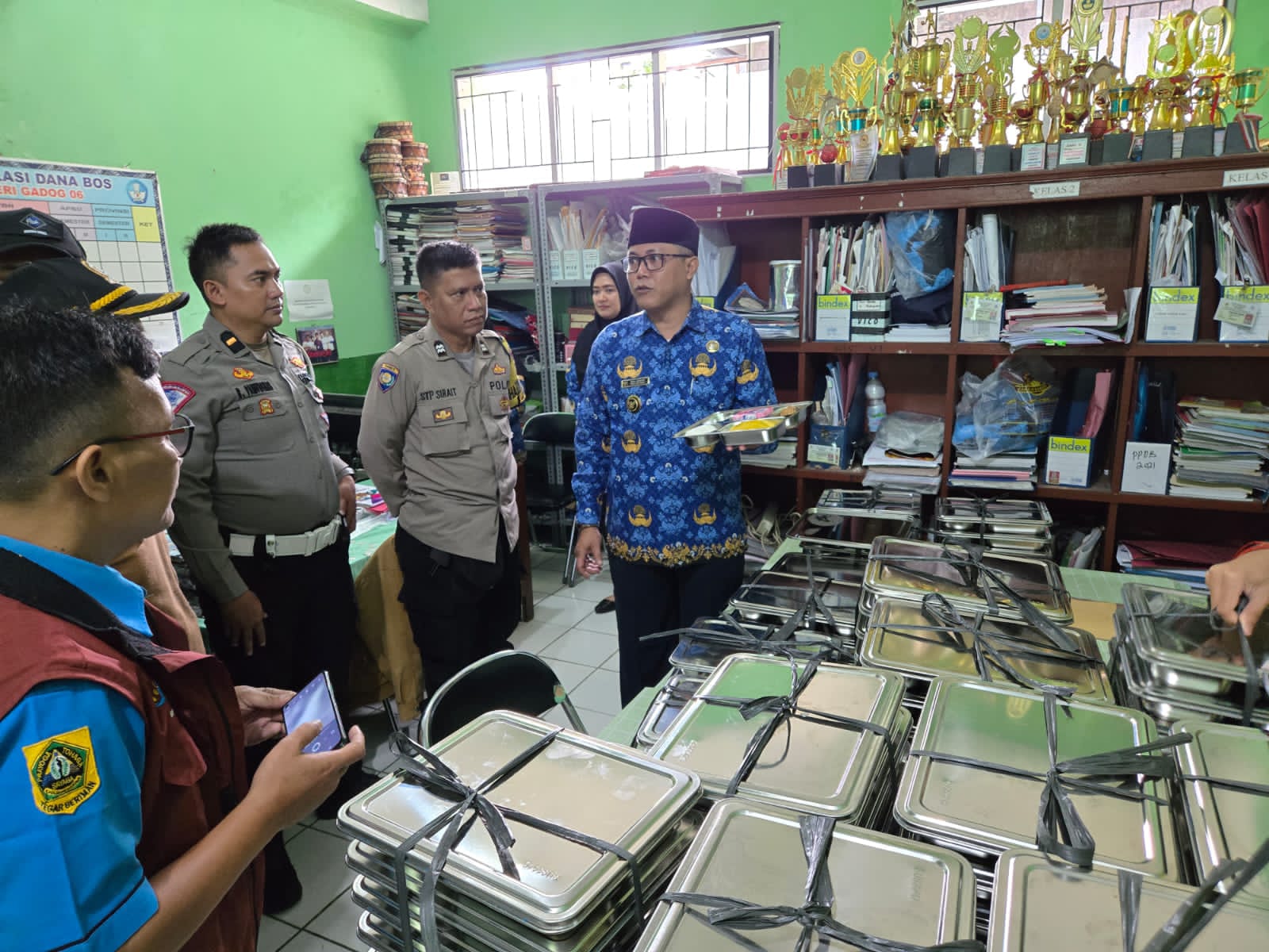 Kepala Desa Gadog, Megamendung, Dedi Juanaedi saat memantau langsung program Makan Bergizi Gratis di SDN Gadog.