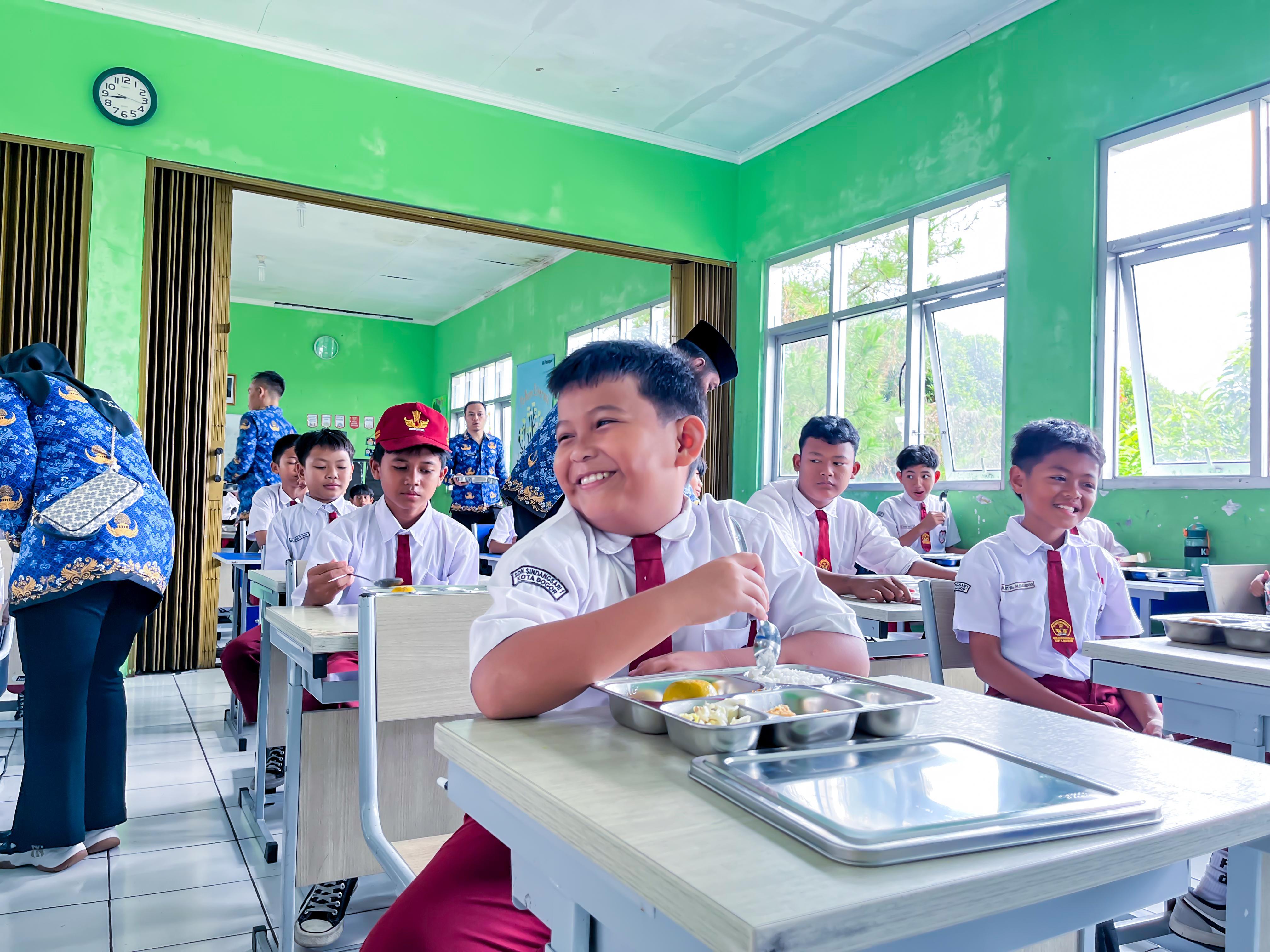 Pelajar di Bogor Timur yang mendapatkan makan bergizi gratis dari dapur SPPG baru.