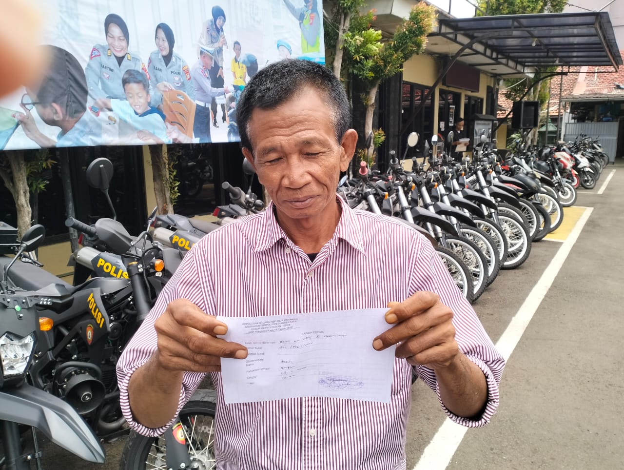 Warga Bojonggede yang melaporkan kades ke Polres Metro Depok