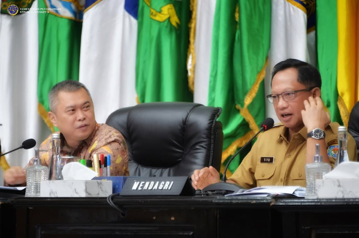 Menhub, Dudy Purwagandhi (kiri) saat rapat koordinasi dengan Mendagri Tito Karnavian.